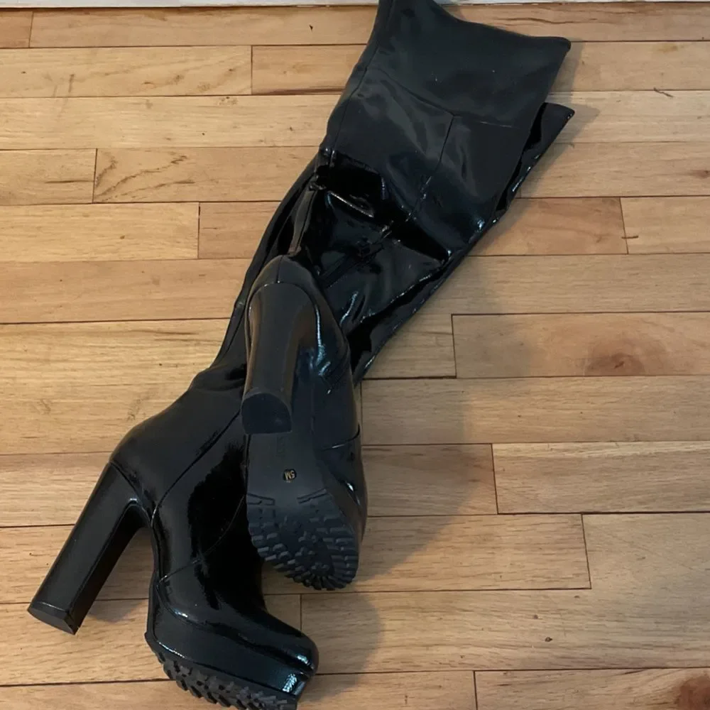 Thalia Sodi glossy black